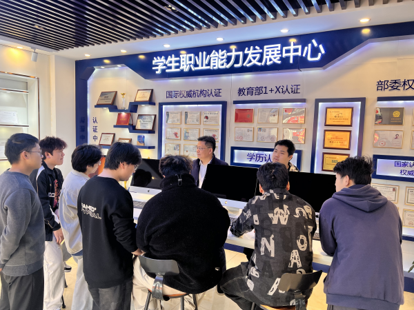 南京新華電腦學(xué)校創(chuàng)就業(yè)中心組織畢業(yè)學(xué)生崗前培訓(xùn) 助力學(xué)子邁好職場(chǎng)第一步