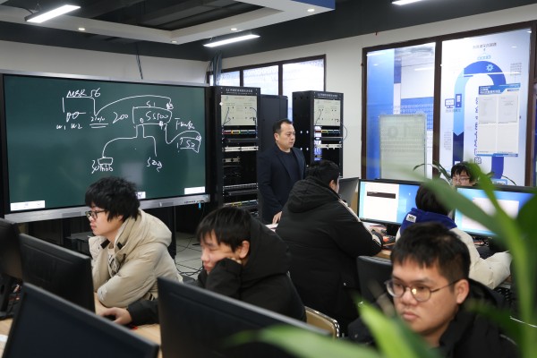 初中成績不好上不了高中怎么辦？南京新華為你點亮技能人生！