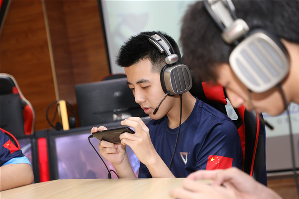 如何看待 Miss 爆料「Faker 年薪 5800 萬，LPL 選手月薪保底 2 萬」？