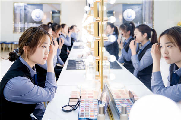 女生學一門什么手藝好就業？美妝專業開辟