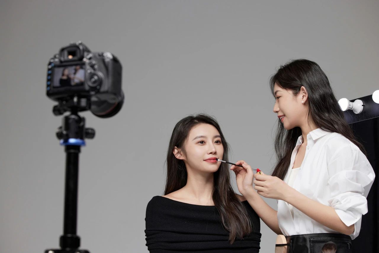 彩妝行業(yè)復蘇背后，