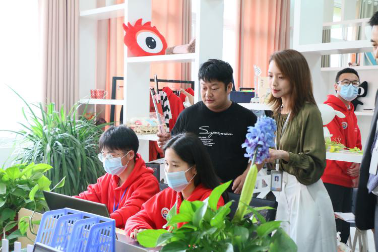 硬核！抖音達人石榴哥走進新華互聯網科技