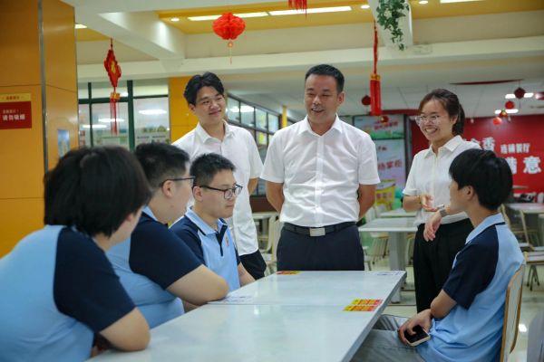 炎炎夏日，心系學子丨南京新華電腦開展2024級新生慰問活動