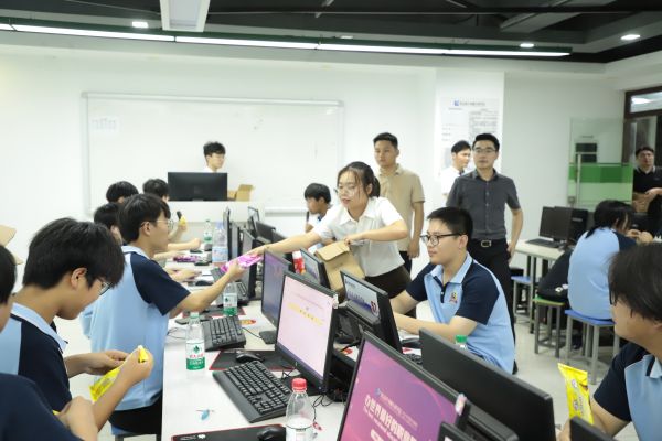 南京新華電腦夏日關(guān)懷行動(dòng)，助力學(xué)子清涼度夏！